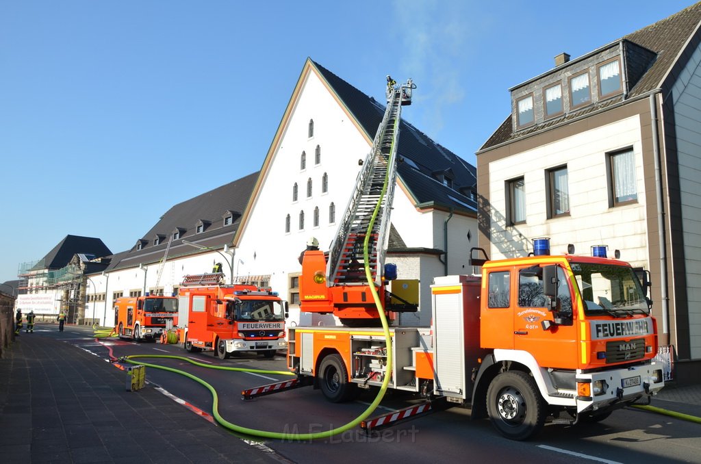 Feuer 3 Dachstuhlbrand Koeln Rath Heumar Gut Maarhausen Eilerstr P033.JPG